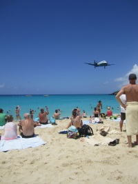 Planespotting auf St. Maarten am Maho Beach
