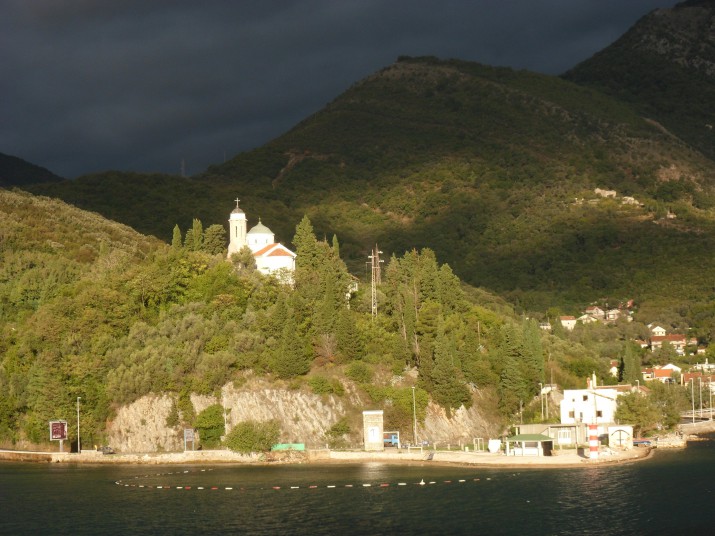 Montenegro mit bezauberndem Blick auf Küstendorf 
