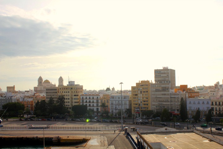 Cádiz und Kathedrahle von Cádiz links