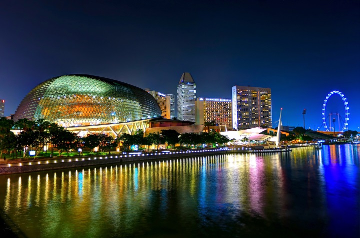 Esplanade mit Marina Bay Gebäuden in Singapur