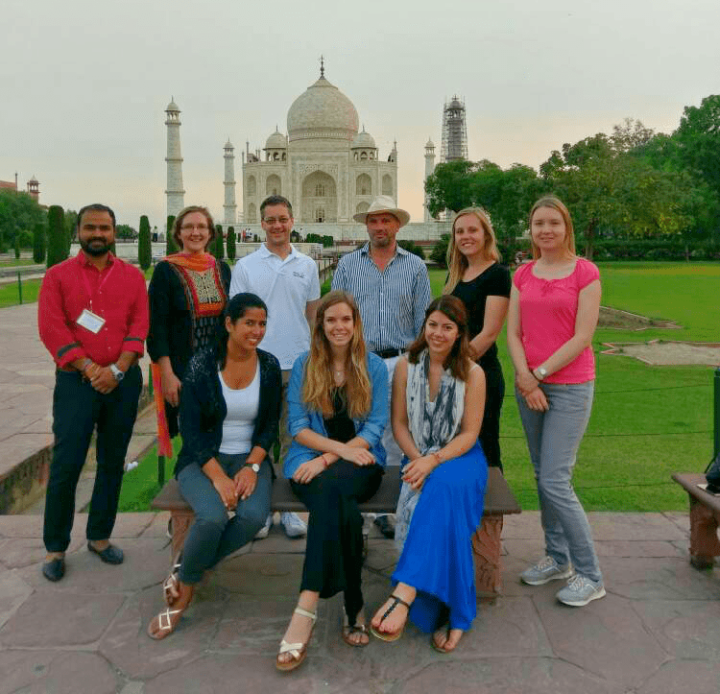 e-hoi Reiseexpertin Wiebke mit Reisegruppe am Taj Mahal