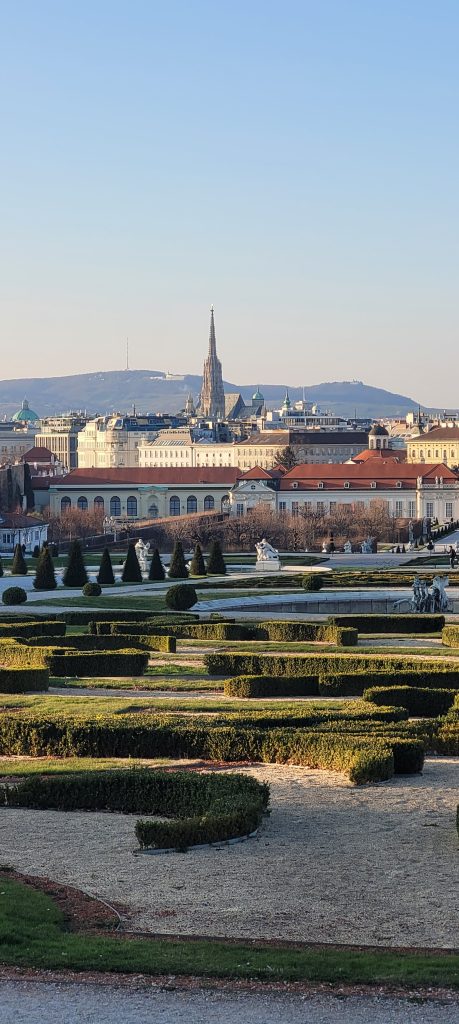 Unteres Belvedere in Wien mit Stephansdom im Hintergrund