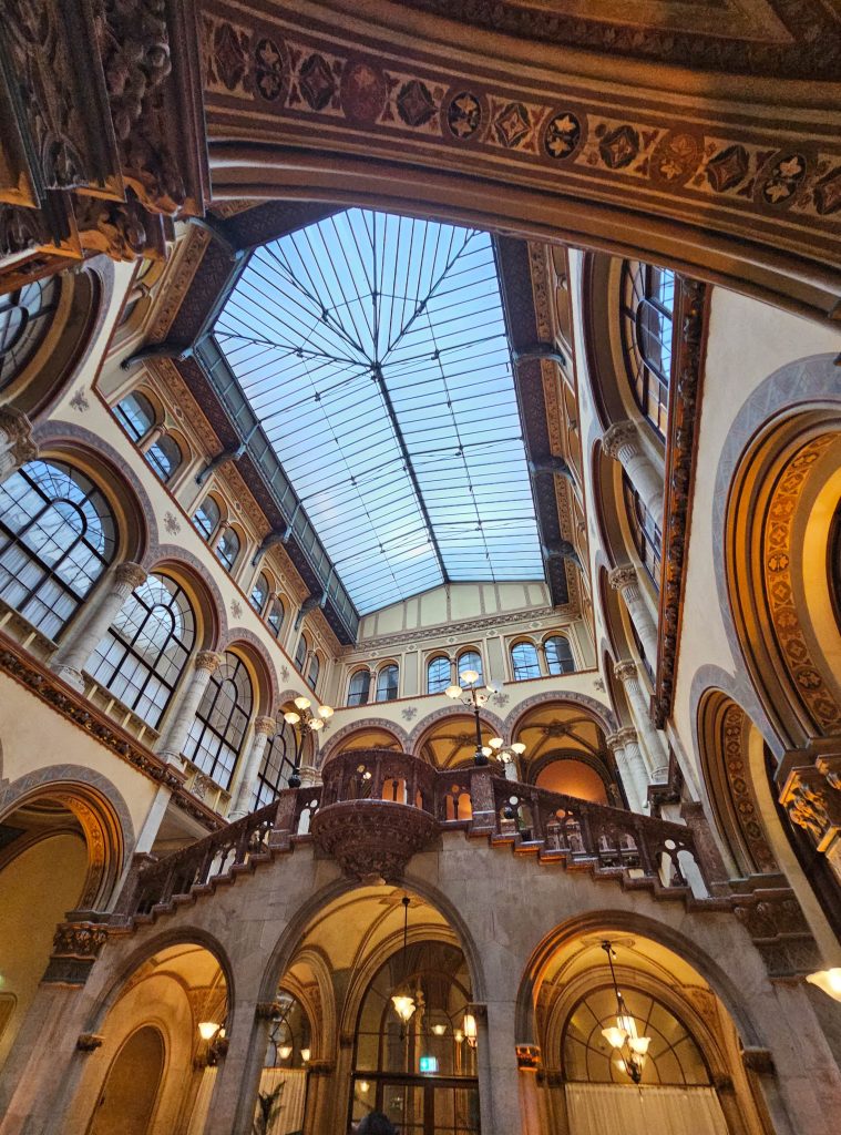 Große Treppe im Café Central in Wien