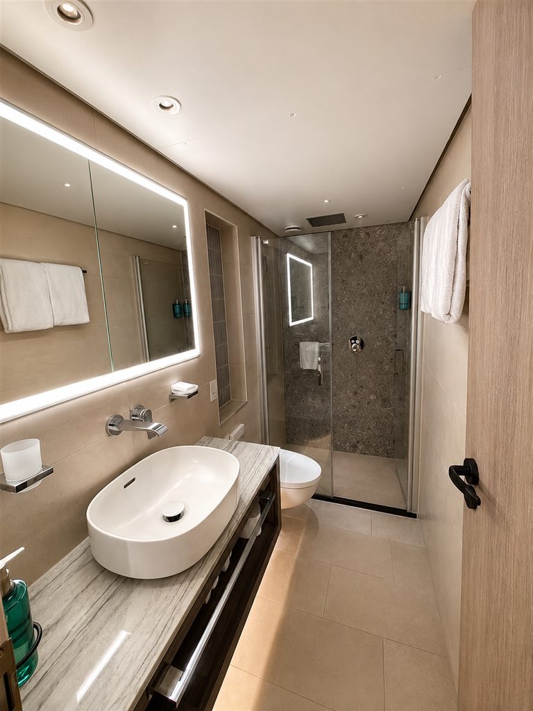 Bad mit Spiegel und Dusche
