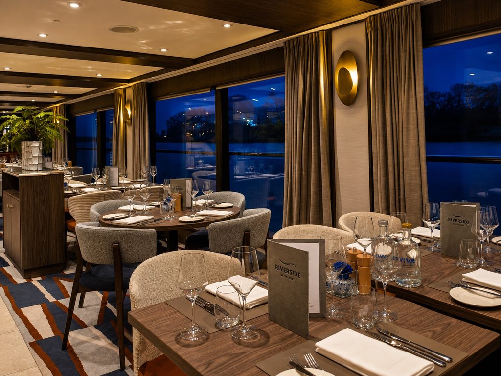 Elegantes Riverside-Restaurant bei Abendstimmung