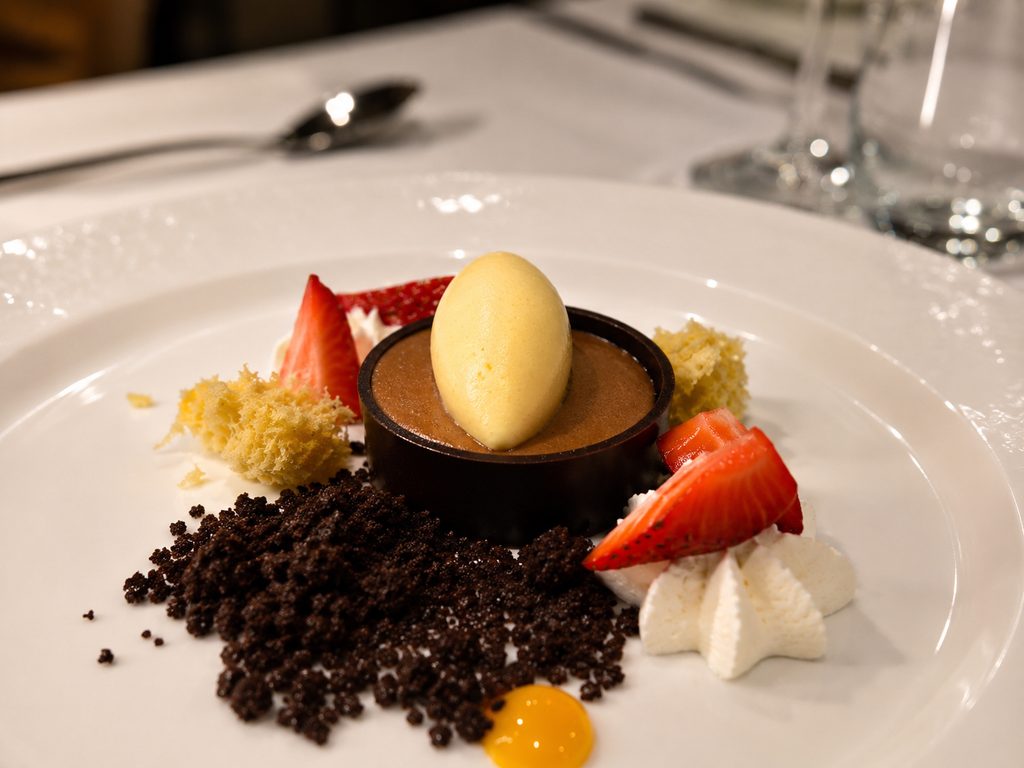 Schokoladen-Dessert mit Erdbeeren
